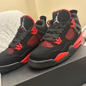 Women’s size 7 Jordan 4 Retro Red Thunders